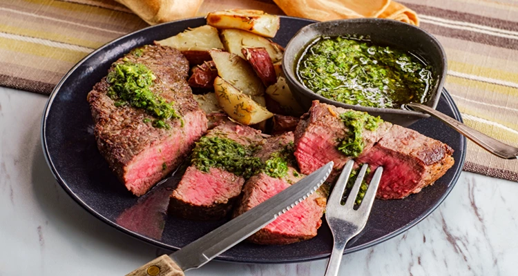 Wenn es ein Steak gibt, dann dieses: Chimichurri mit Röstkartoffeln